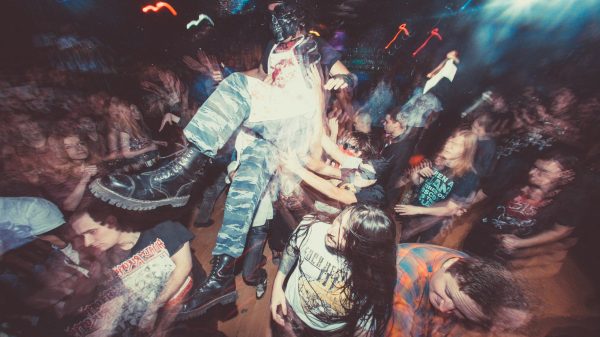 stagediving-metal-show